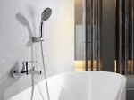 Robinet de baignoire avec douche à main. Le robinet est composé d'un corps principal en métal chromé, offrant un aspect élégant et moderne. GARANTIE 5 ANS, LIVRAISON OFFERTE 5 à 6 Jours